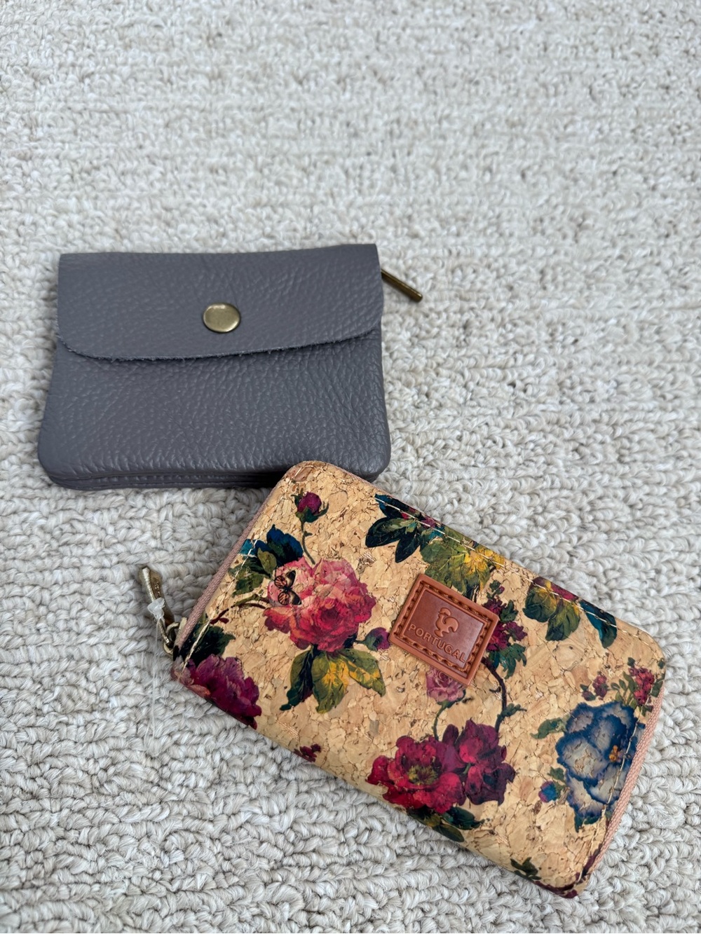 Lot of 2 wallets Cork Floral Zip Wallet in Beige and gray pebbled leather new